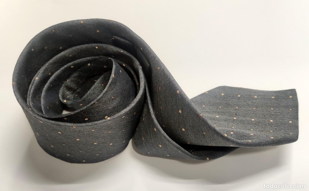 Vintage: CORBATA DE SEDA DE CORTEFIEL COLLECTION, COLOR PIZARRA CON TOPOS DORADOS. 157 CM. DE LARGO