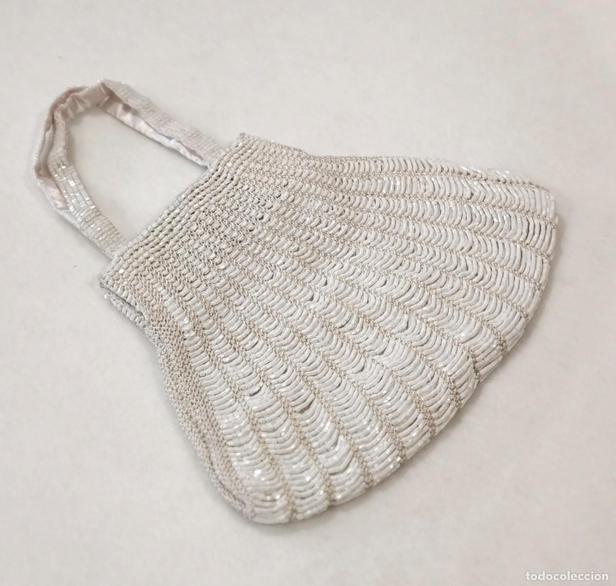 Vintage: BOLSO DE FIESTA DE A&Iuml;TA COLLECTION DE COLOR BLANCO EN PUNTO CON ABALORIOS Y FORRADO EN SEDA.
