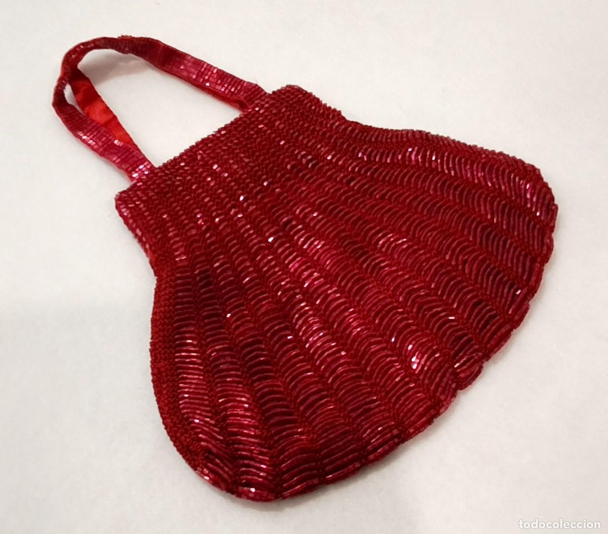 Vintage: BOLSO DE FIESTA DE A&Iuml;TA COLLECTION DE COLOR ROJO EN PUNTO CON ABALORIOS Y FORRADO EN SEDA.