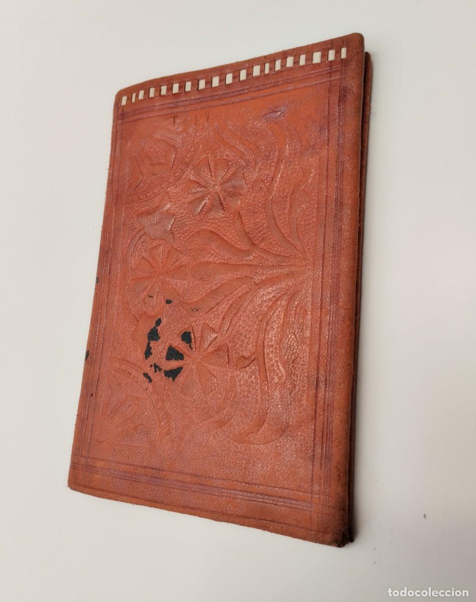 Vintage: Cartera vintage de piel o cuero repujado con ornamentaci&oacute;n de flores geom&eacute;tricas