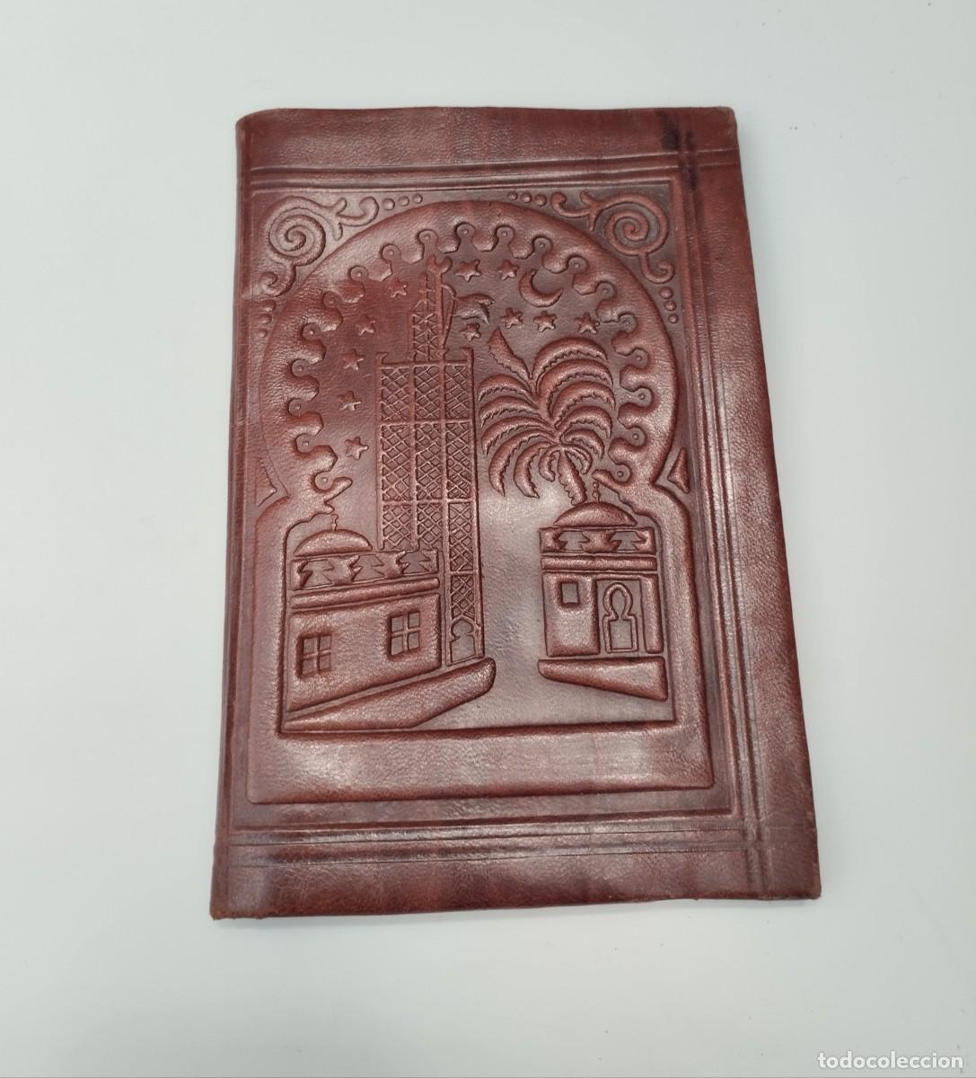 Vintage: Cartera vintage de piel o cuero repujado con ornamentaci&oacute;n de estilo &aacute;rabe