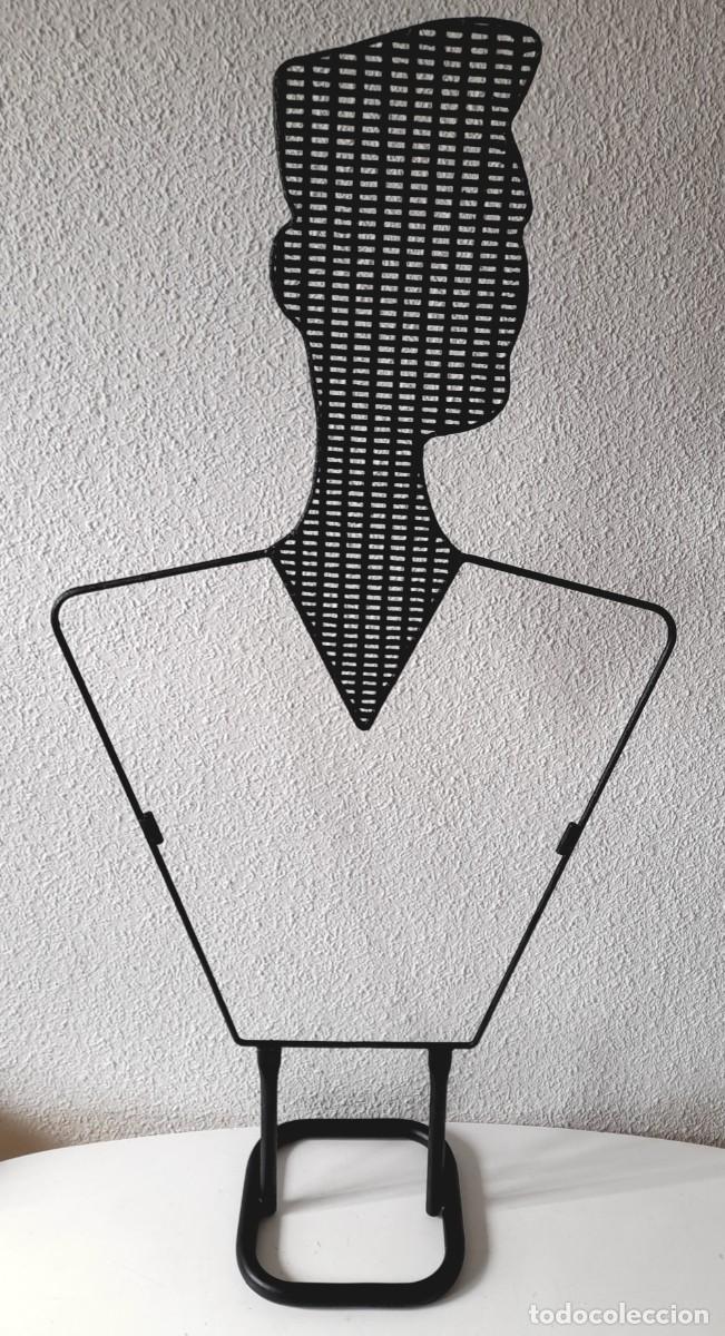 Vintage: Maniqu&iacute; perchero caballero metal vintage a&ntilde;os 80 de pie tienda escaparate color negro 105 cm de alto