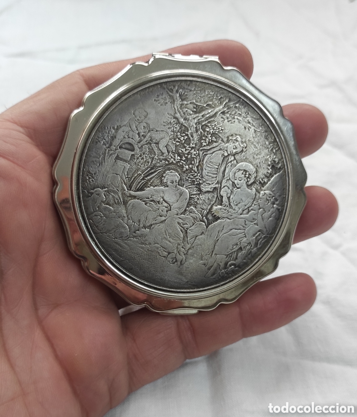 Vintage: POLVERA INGLESA STRATTON GRABADA CON ESCENA ROM&Aacute;NTICA - 1950/60