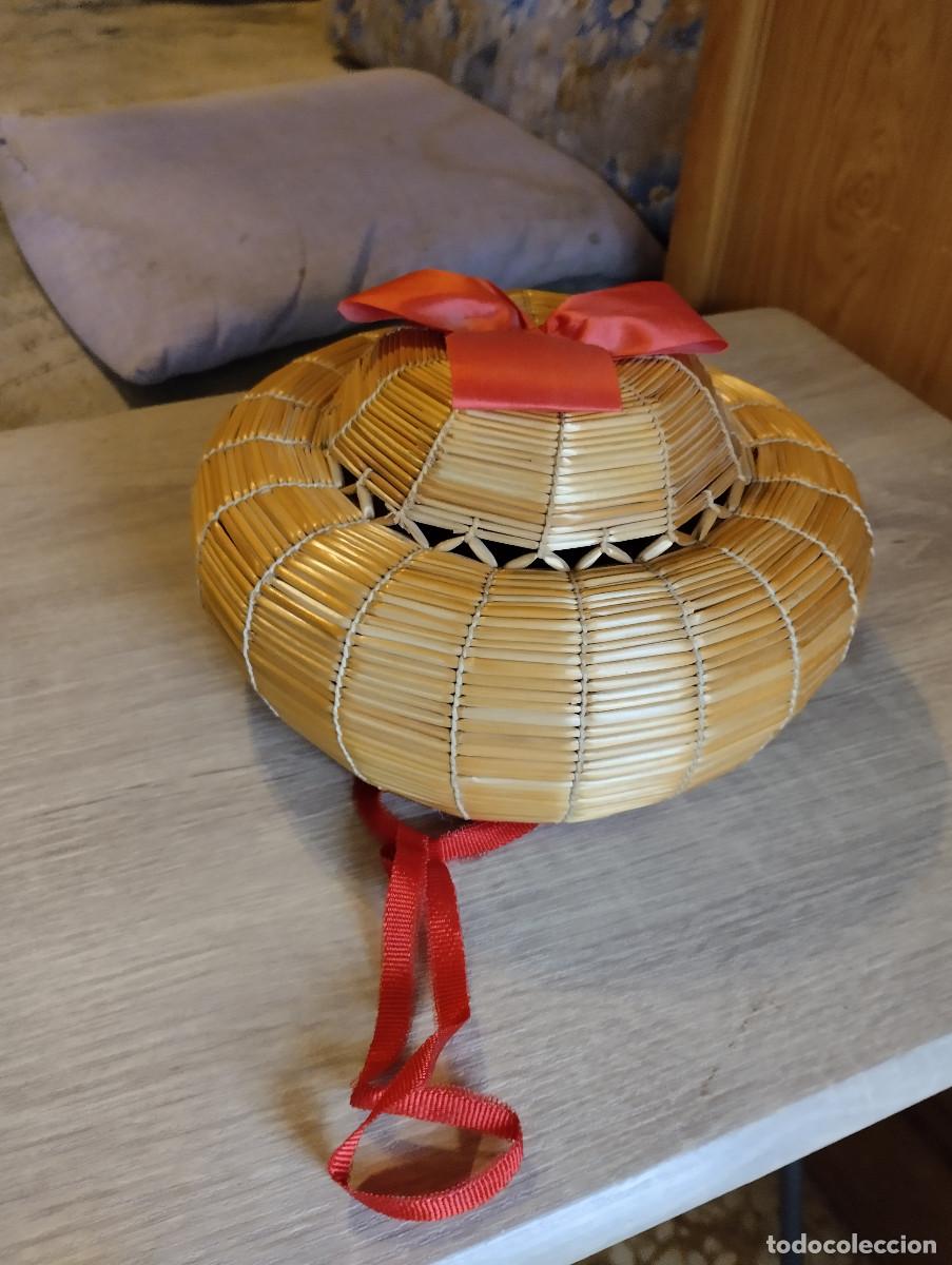 Vintage: gorra de cop o chichonera hecha con centeno y con lazos rojos de seda