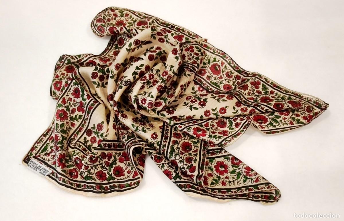Vintage: PA&Ntilde;UELO DE SEDA HECHO A MANO MADE IN INDIA EN COLOR MARFIL, ROJO Y VERDE CON DECORACI&Oacute;N FLORAL.