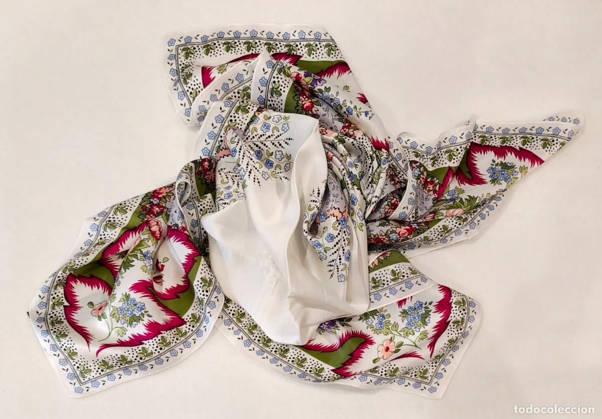 Vintage: PA&Ntilde;UELO DE 100% SEDA DE MASSIMO DUTTI EN COLOR BLANCO CON DECORACI&Oacute;N FLORAL.