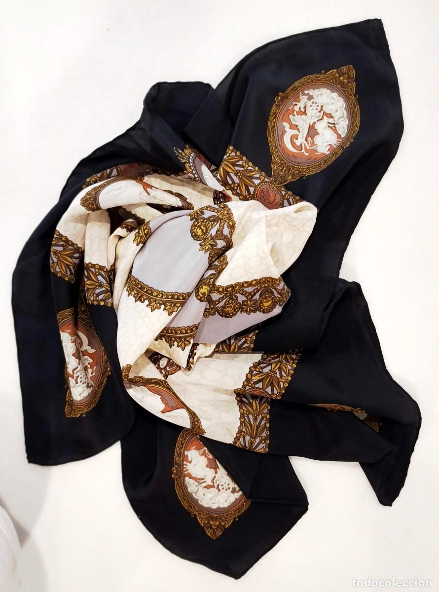 Vintage: PA&Ntilde;UELO DE SEDA C&Aacute;SICO CON DECORACI&Oacute;N DE JOYER&Iacute;A Y CAMAFEOS EN TODOS MARR&Oacute;N, BEIGE, DORADO Y NEGRO.