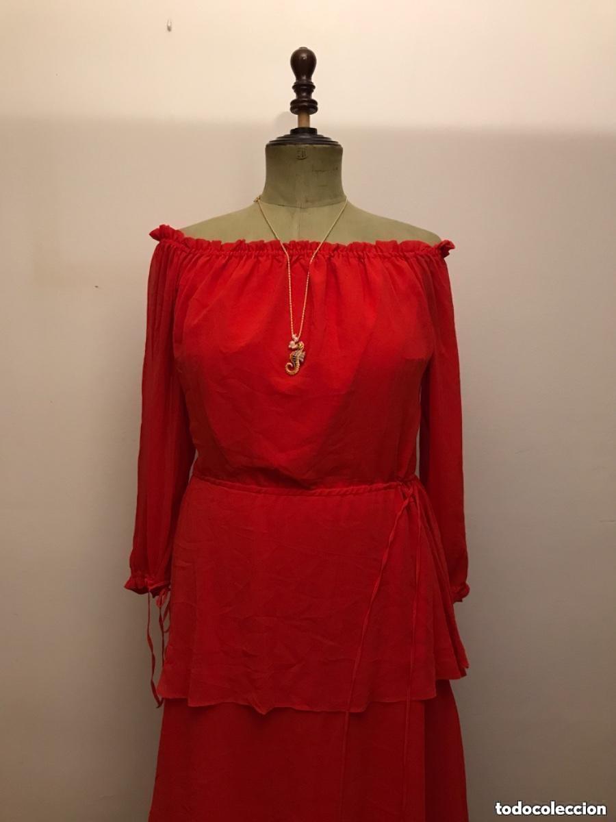 Vintage: Vestido Bardot de gasa color rojo largo con volantes