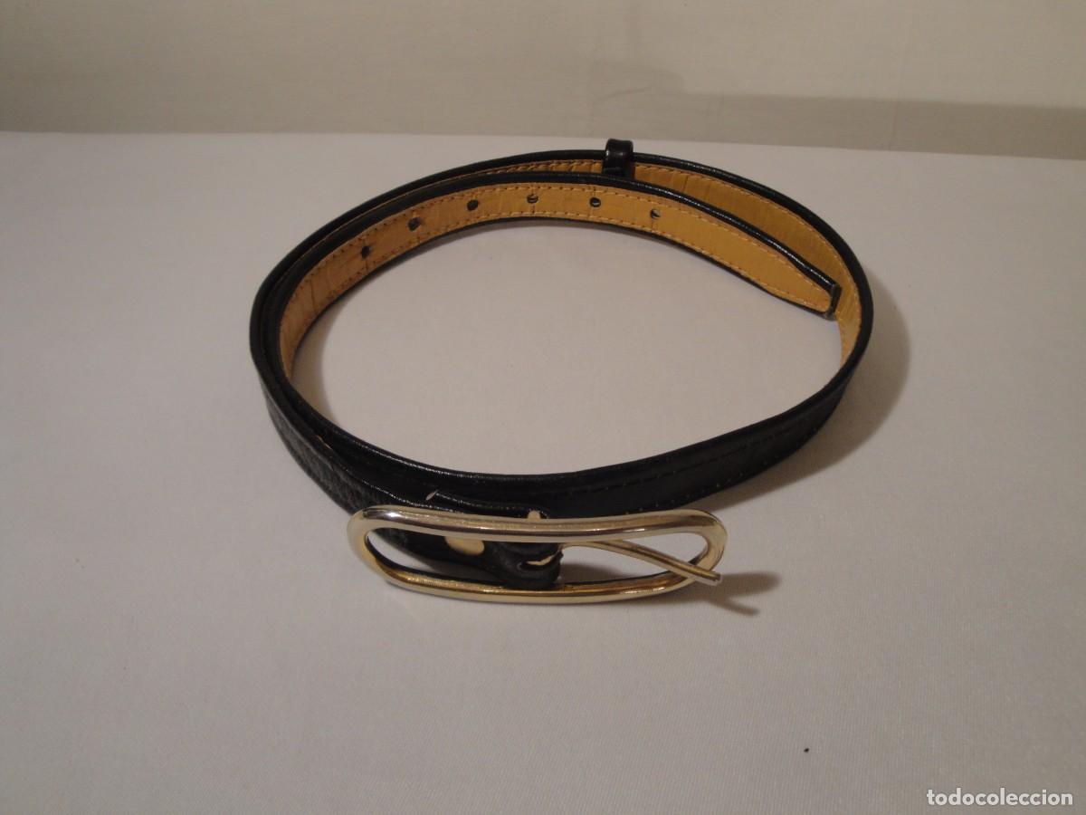 Vintage: Cintur&oacute;n de piel, negro exterior e interior piel color marr&oacute;n. Hebilla met&aacute;lica y una trabilla.