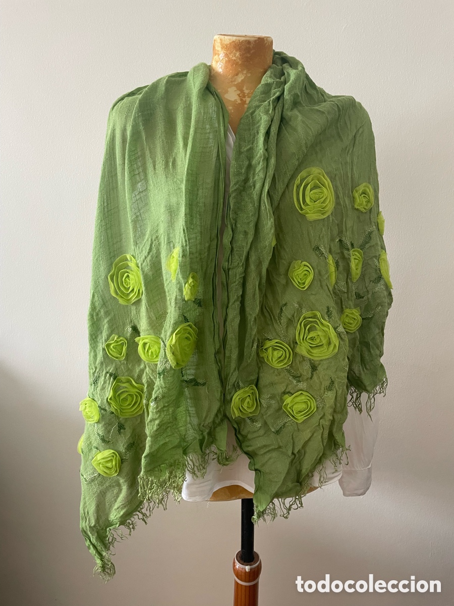 Vintage: fular de color menta en viscosa bordada