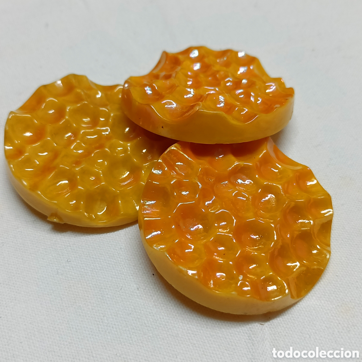 Vintage: Espectaculares botones galalita(&iquest;?), amarillos, p&aacute;tina iridiscente naranja/dorado, de pie, 4,5 cm.