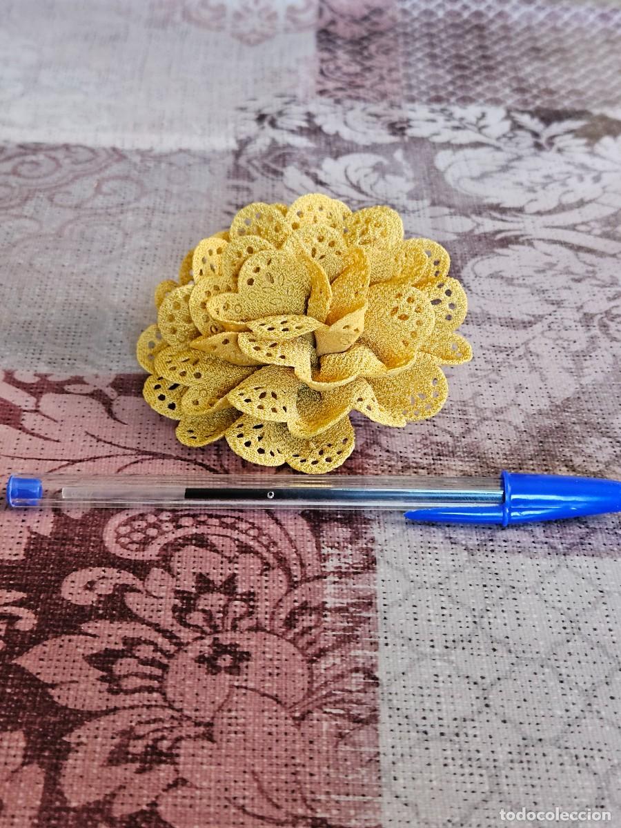 Vintage: Antiguo Broche Floral En Color Mostaza, Con P&eacute;talos De Tela Troquelados.
