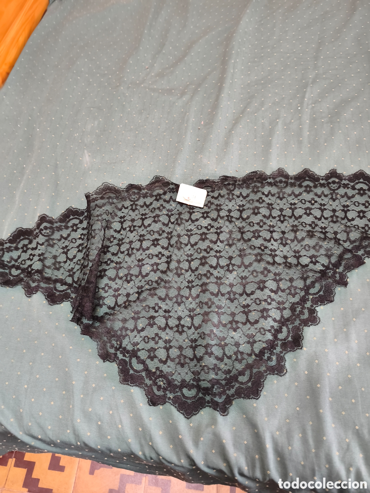 Vintage: Antigua mantilla tres picos,con etiqueta.
