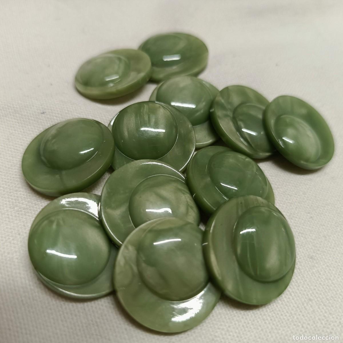 Vintage: 12 botones vintage galalita verde jade, nacarados, brillantes, v&aacute;stago metal. A&ntilde;os 1940/50. 1,8 cm.