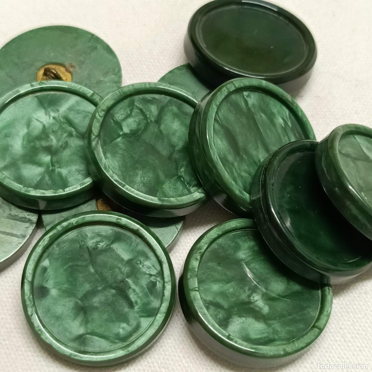 Vintage: 12 Botones vintage, galalita, verdes, nacarados, v&aacute;stago de meta, a&ntilde;os 1940/50, 2,3 cm.