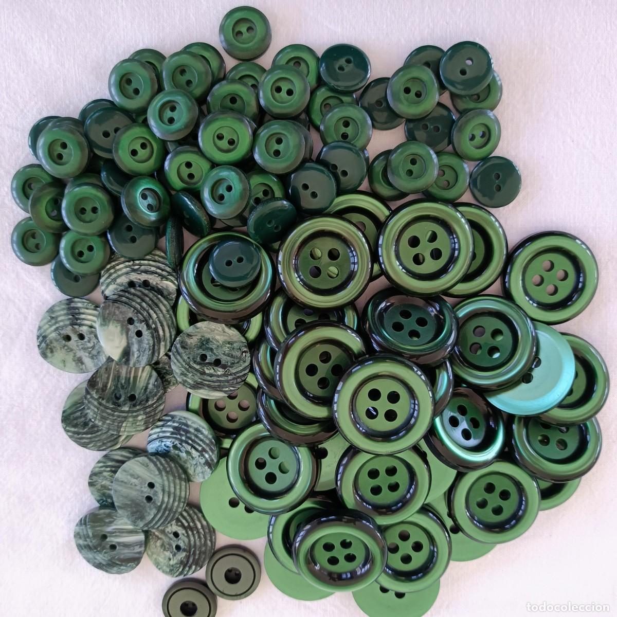 Vintage: 106 botones verdes, nacarados, surtidos, diferentes modelos, materiales, tama&ntilde;os.