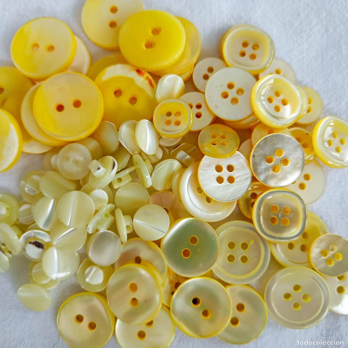 Vintage: 84 botones n&aacute;car, vintage, te&ntilde;idos color amarillo.