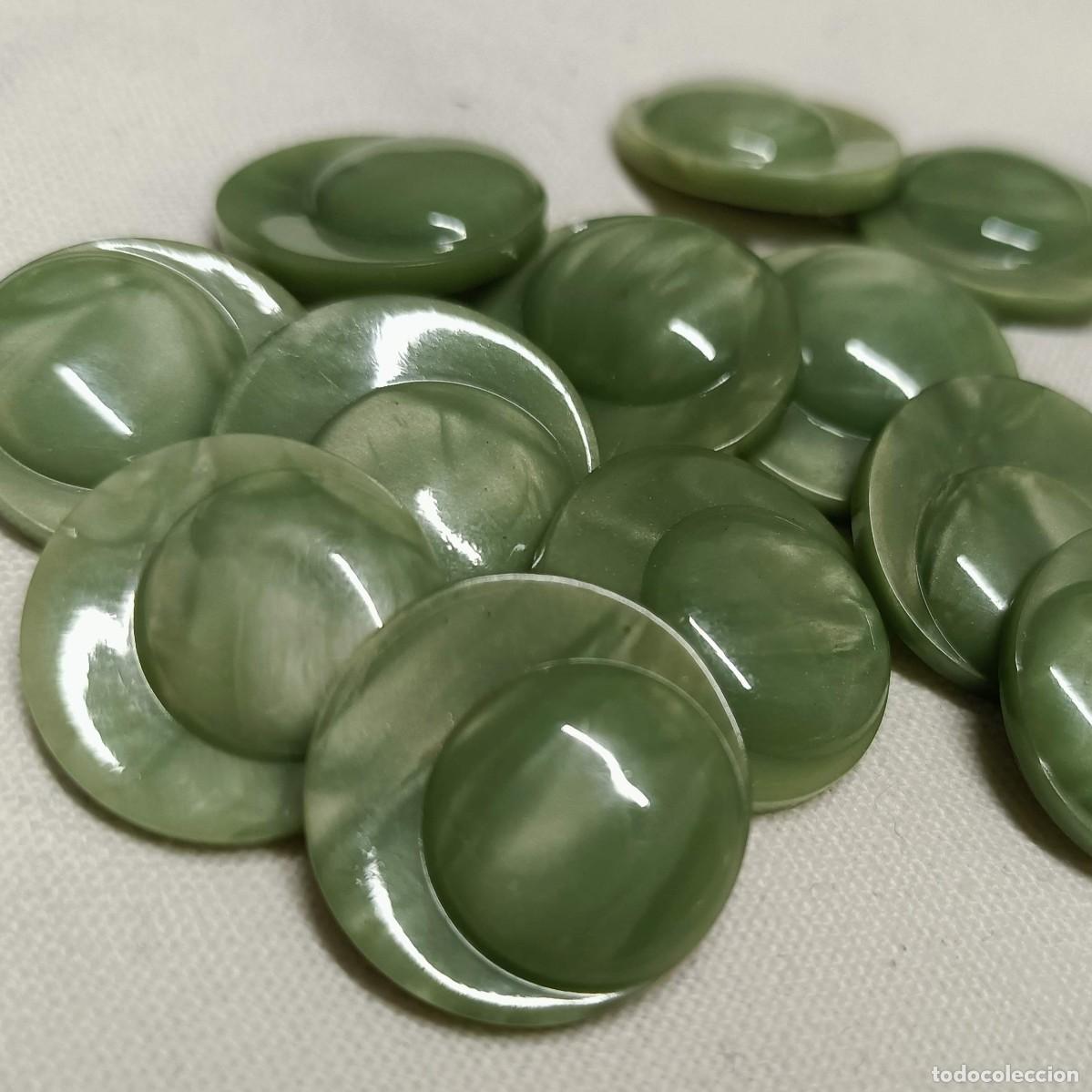 Vintage: 12 botones vintage verde, nacarados, brillantes, v&aacute;stago metal. A&ntilde;os 1940/50. 1,8 cm.