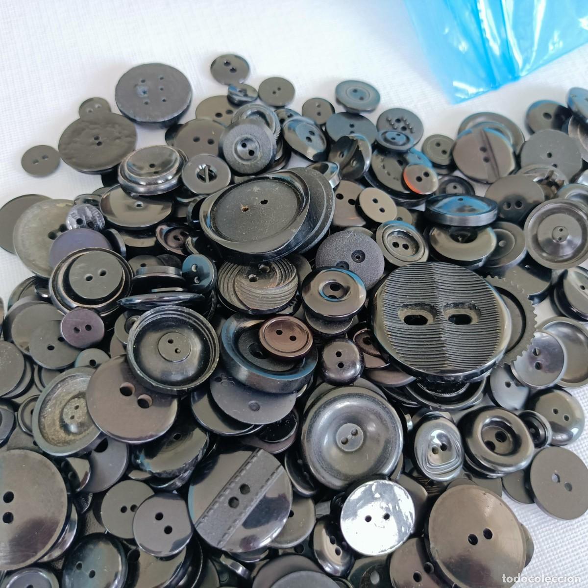 Vintage: 0,35 kg botones negros, dos agujeros, surtidos.