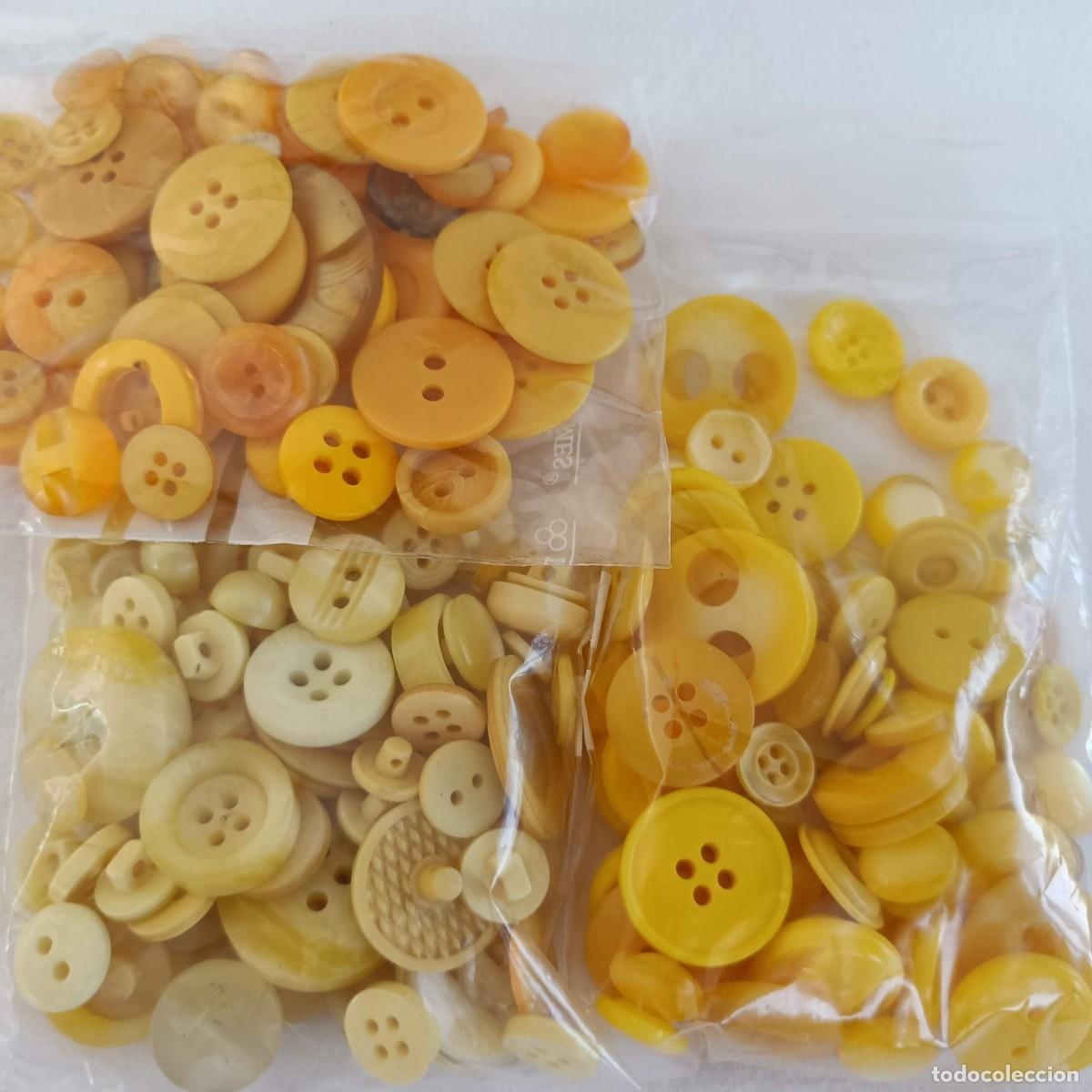 Vintage: 225 botones en diferentes tonos de amarillo. - Foto 1