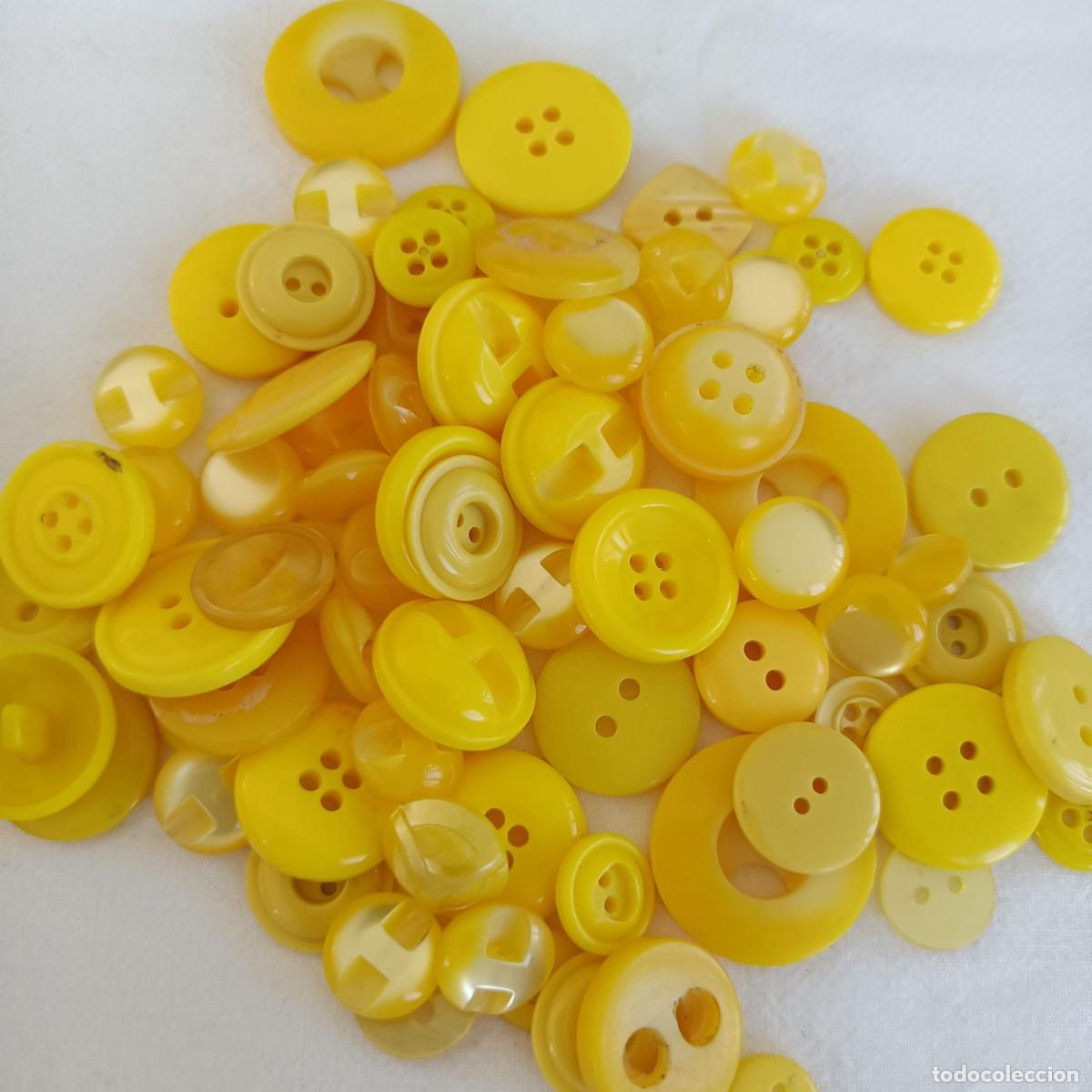 Vintage: 225 botones en diferentes tonos de amarillo. - Foto 2