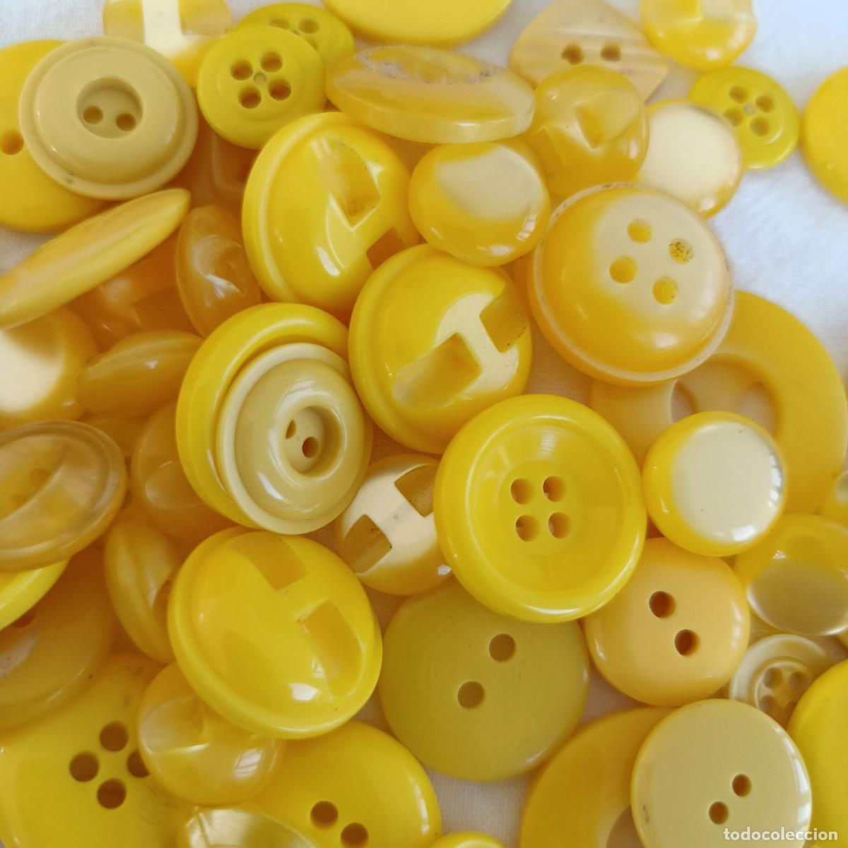 Vintage: 225 botones en diferentes tonos de amarillo. - Foto 3