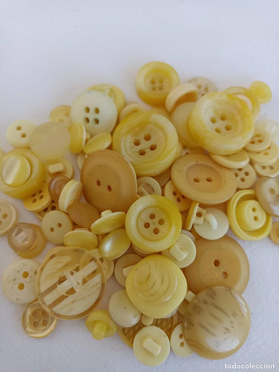 Vintage: 225 botones en diferentes tonos de amarillo. - Foto 4