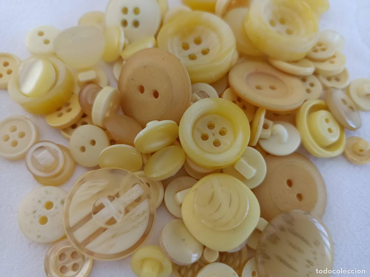 Vintage: 225 botones en diferentes tonos de amarillo. - Foto 5