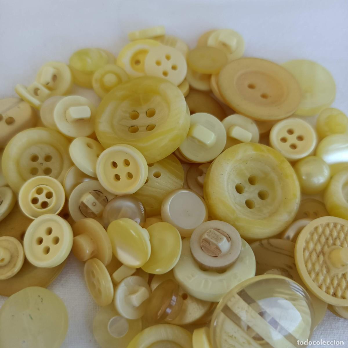 Vintage: 225 botones en diferentes tonos de amarillo. - Foto 9