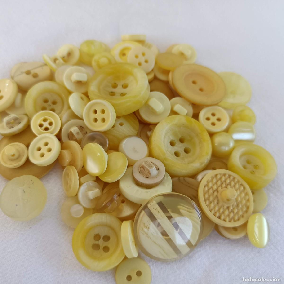 Vintage: 225 botones en diferentes tonos de amarillo. - Foto 10