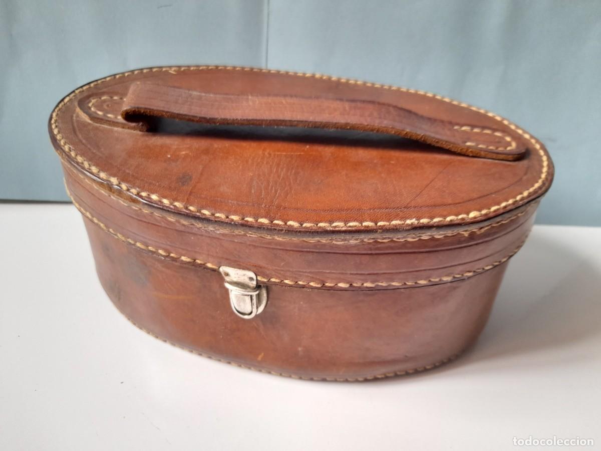Vintage: Antiguo estuche o neceser de viaje ovalado de Cuero marca JMC en el cierre