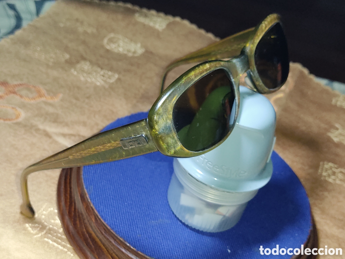 Vintage: Antiguas gafas de sol en color verde aceituna laqueado.