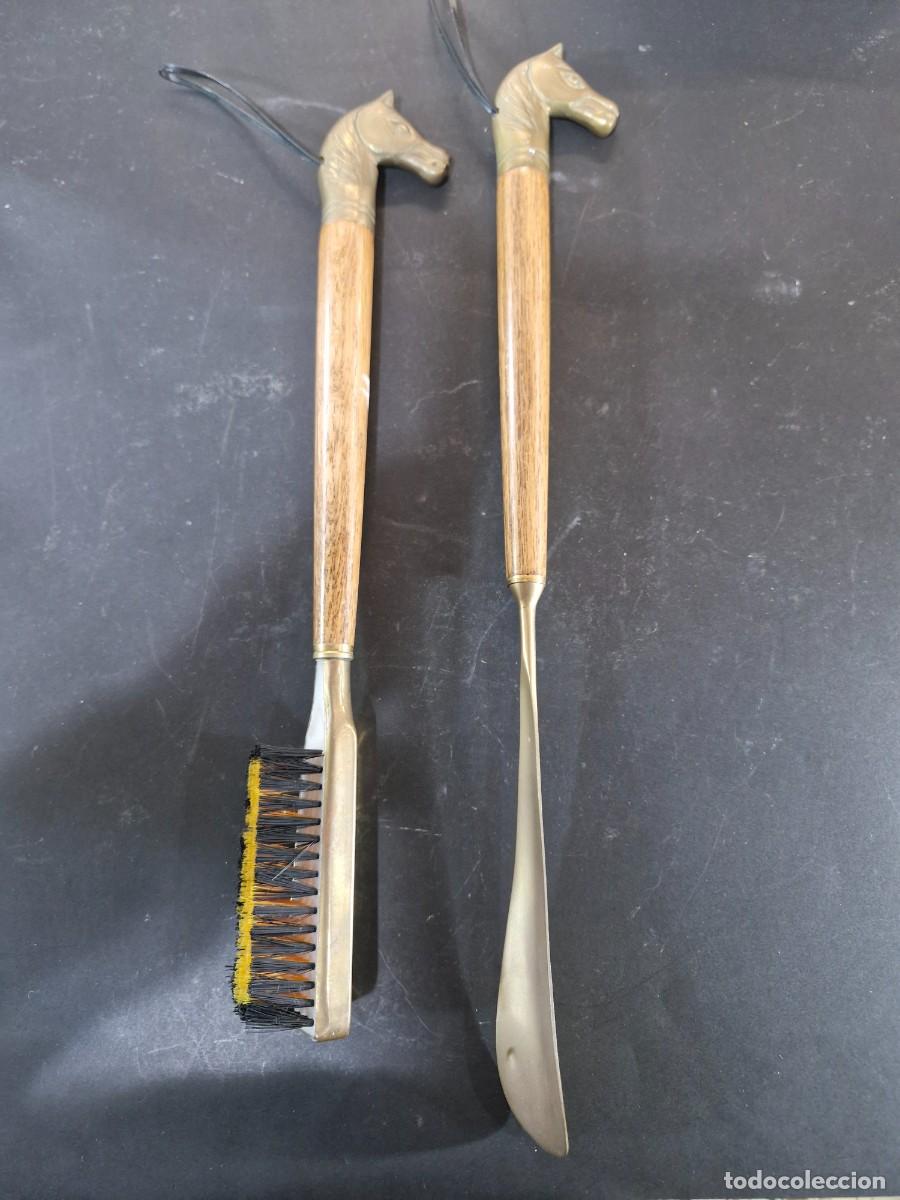 Vintage: CEPILLO Y CALZADOR MADERA CON BRONCE CABEZAS DE CABALLO TECXX 497