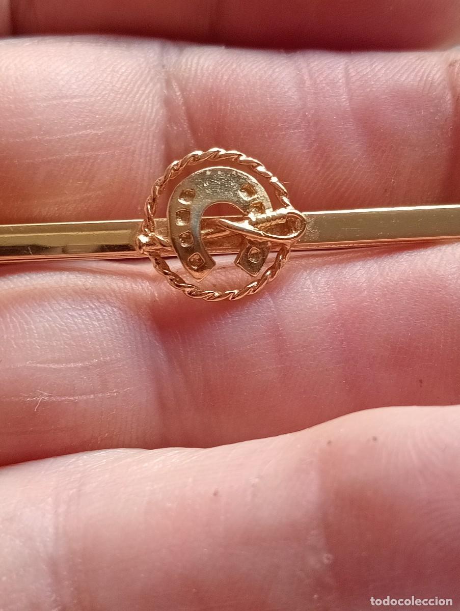 Vintage: PISACORBATAS DORADO CON MOTIVO EQUESTRE HERRADURA Y FUSTA CABALLO EQUINO ALFILER CORBATA