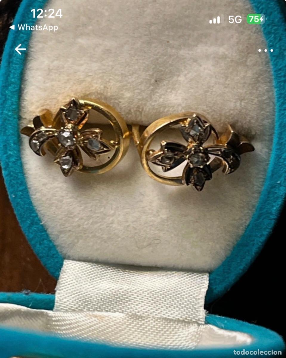 Vintage: Pendientes vintage de oro amarillo de 18k con motivo floral y cierre omega