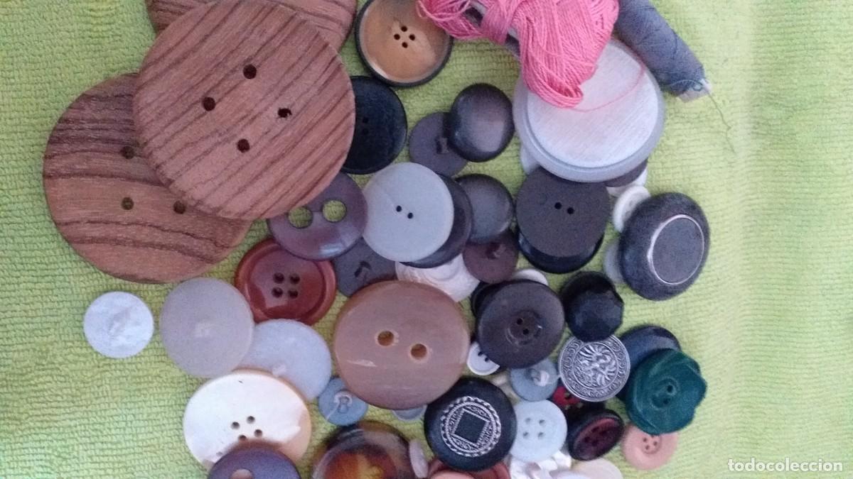 Vintage: Gran lote de botones, diferentes formas y colores. Diferentes tama&ntilde;os. Manualidades.