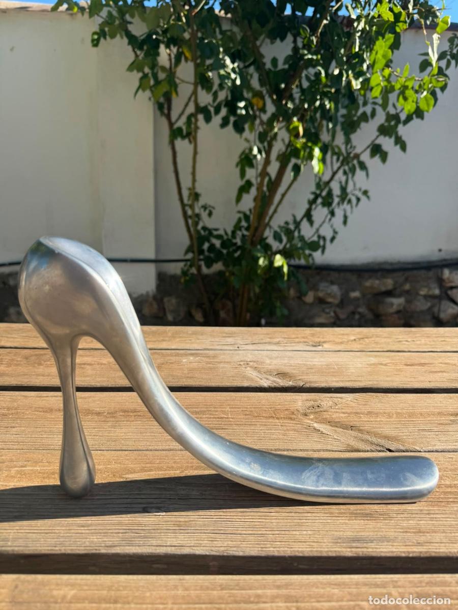 Vintage: Calzador aluminio zapato tac&oacute;n mujer moda icono Manolo blahnik 18x30cms