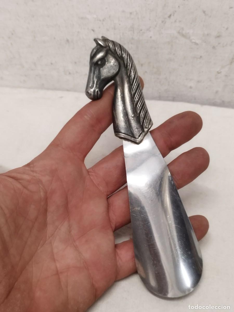 Vintage: Antiguo calzador met&aacute;lico, con mango en forma de cabeza de caballo.