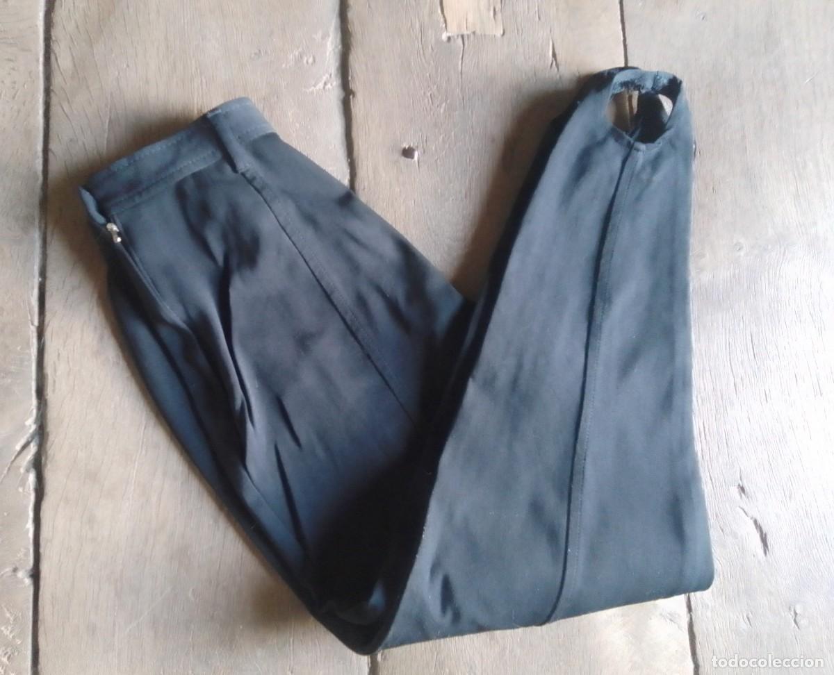 Vintage: Pantalones negros vintage, con tira para el pie. El&aacute;sticos. On the road. Talla 42