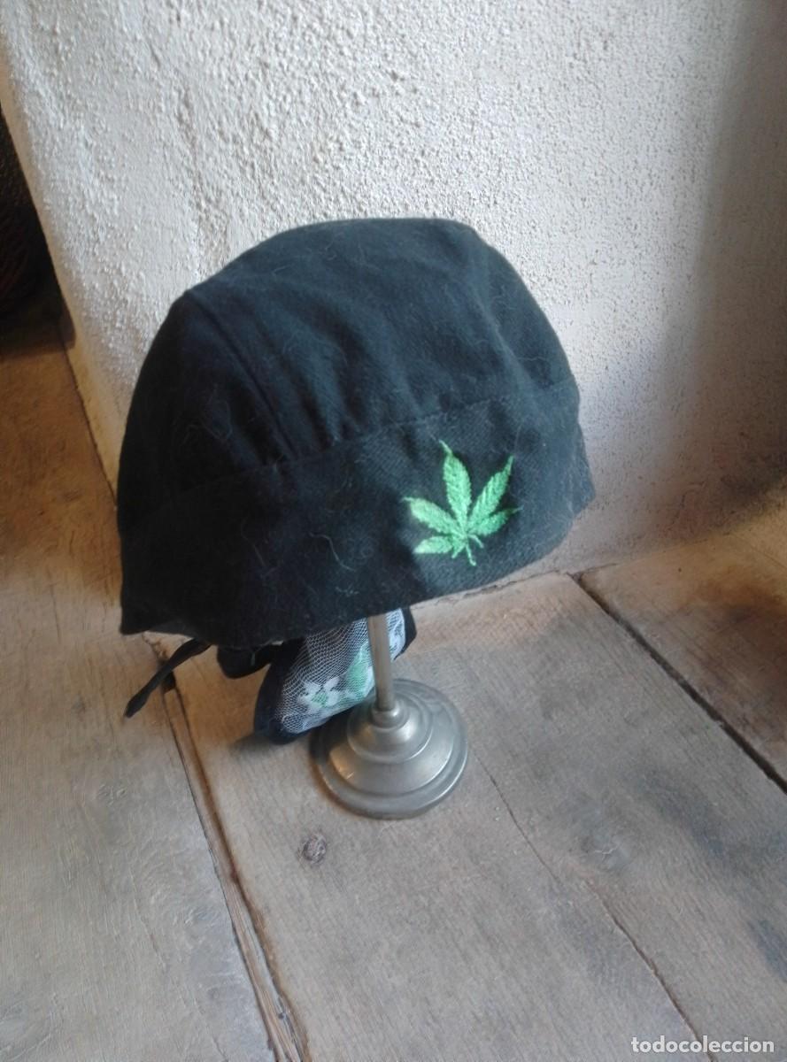 Vintage: Bandana, gorro, pa&ntilde;uelo para la cabeza con hoja de marihuana. A&ntilde;os 90