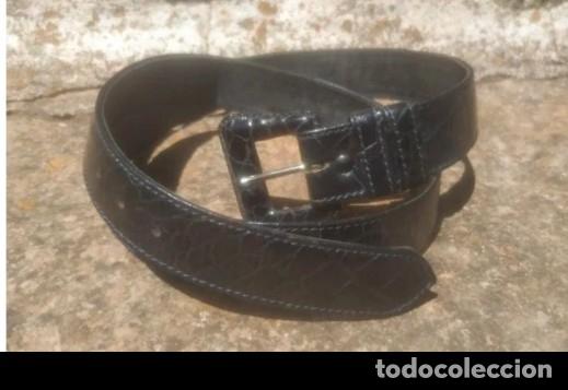 Vintage: Antiguo cintur&oacute;n de piel. Vintage. Ancho: 3 cm. Largo: 98 cm. Aprox.