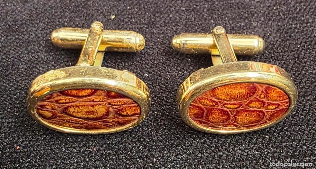 Vintage: Gemelos Vintage Dorados con Inserto Imitaci&oacute;n Piel de Cocodrilo Marr&oacute;n &ndash; Elegancia Cl&aacute;sica