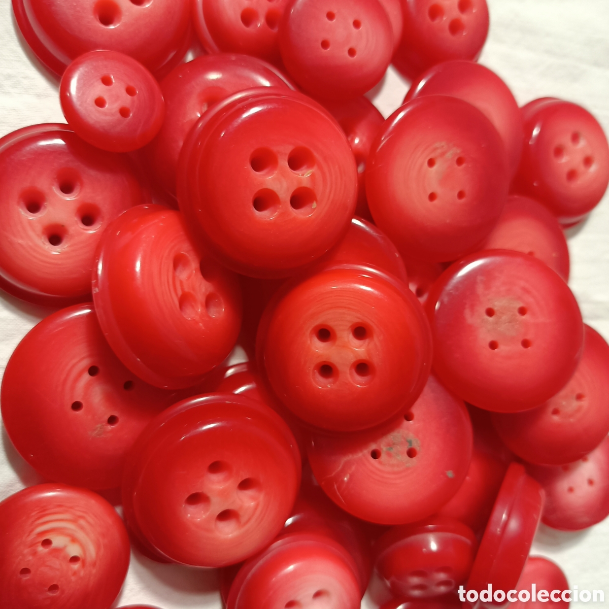 Vintage: 37 robustos botones rojos, veteados, cuatro agujeros.