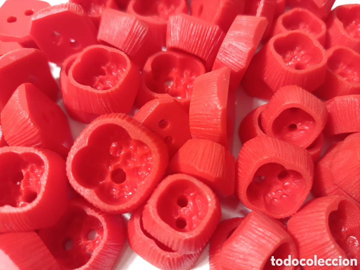 Vintage: 59 botones rojos, cuadrados, dise&ntilde;o de flor en el centro. Dos agujeros fi