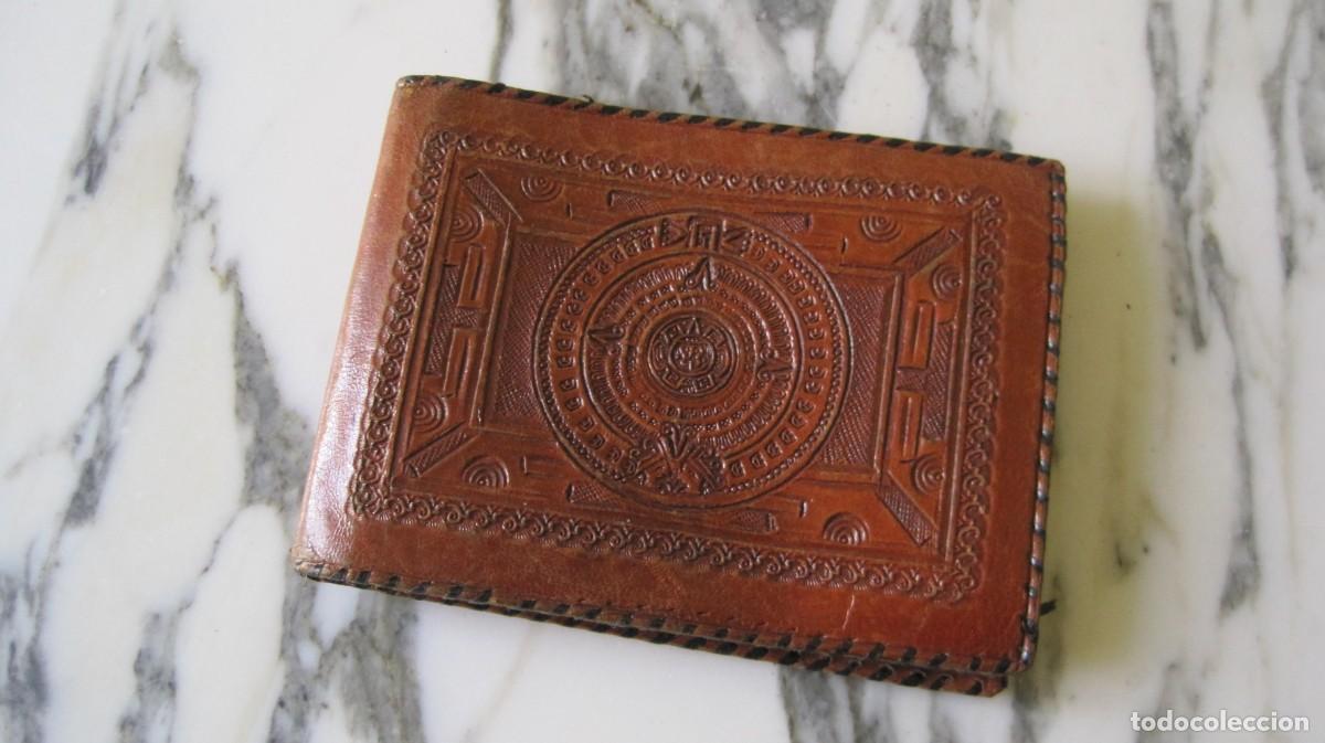 Vintage: CARTERA DE CUERO REPUJADO - BILLETERO DE PIEL - MOTIVOS AZTECAS - M&Eacute;XICO - A&Ntilde;OS 50
