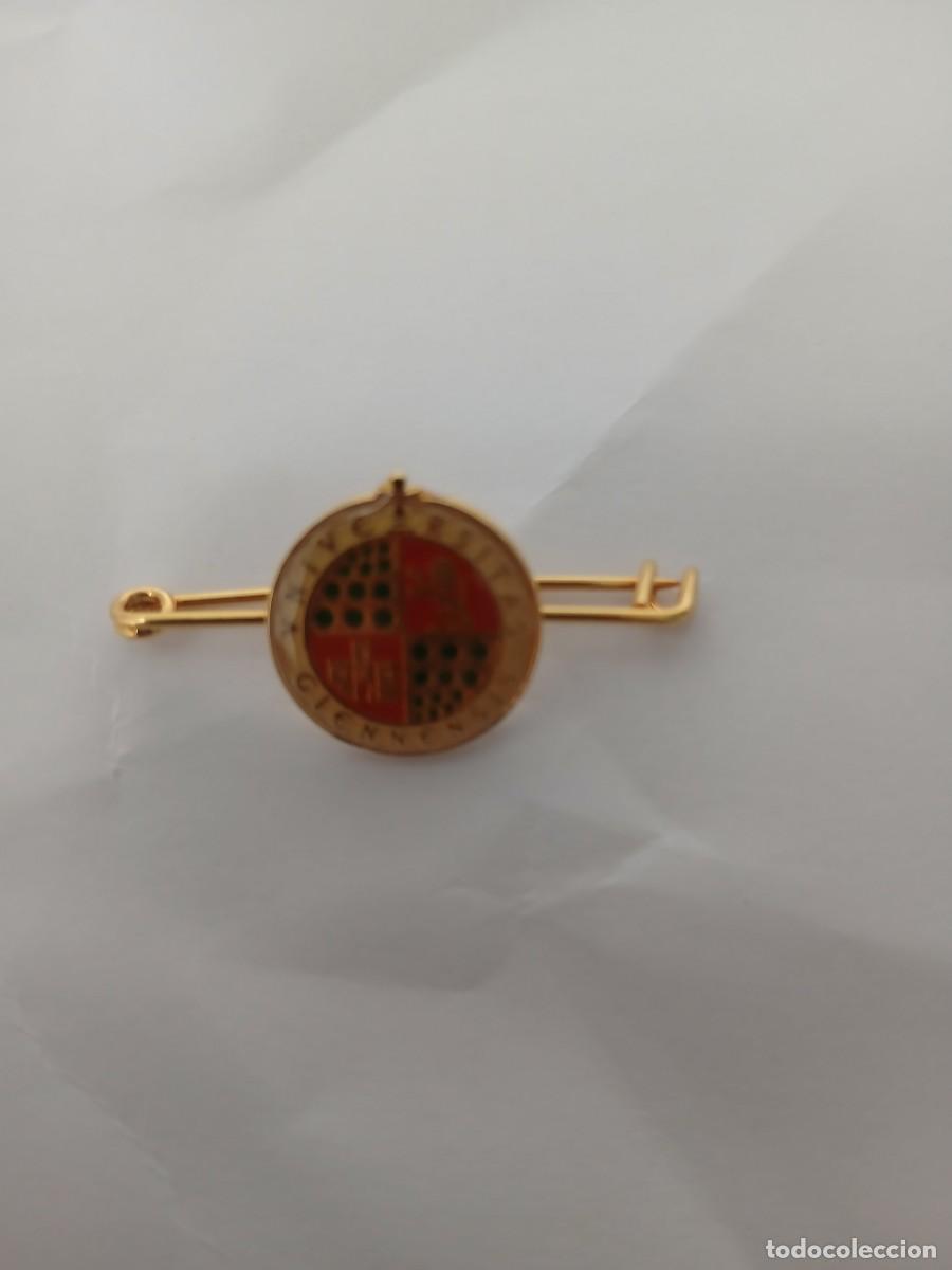 Vintage: Pisacorbatas con escudo de universidad de jaen - Dise&ntilde;o circular con detalles en rojo y negro.