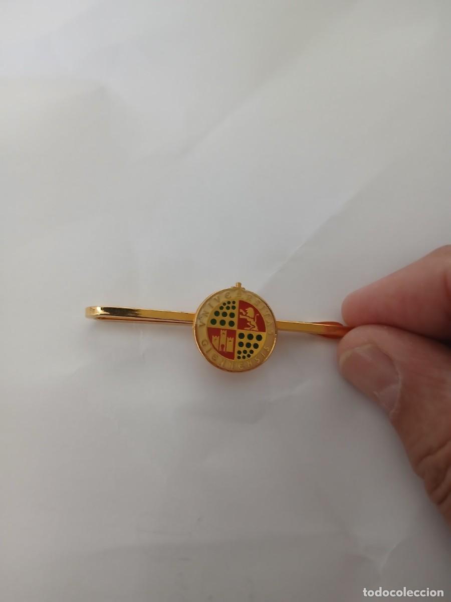 Vintage: Pisacorbatas con el escudo de Universitas Giennensis. - Dise&ntilde;o circular con escudo. - Detalles en r