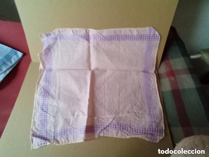 Vintage: PA&Ntilde;UELO ROSA DE DIBUJOS LILAS -a&ntilde;os 70