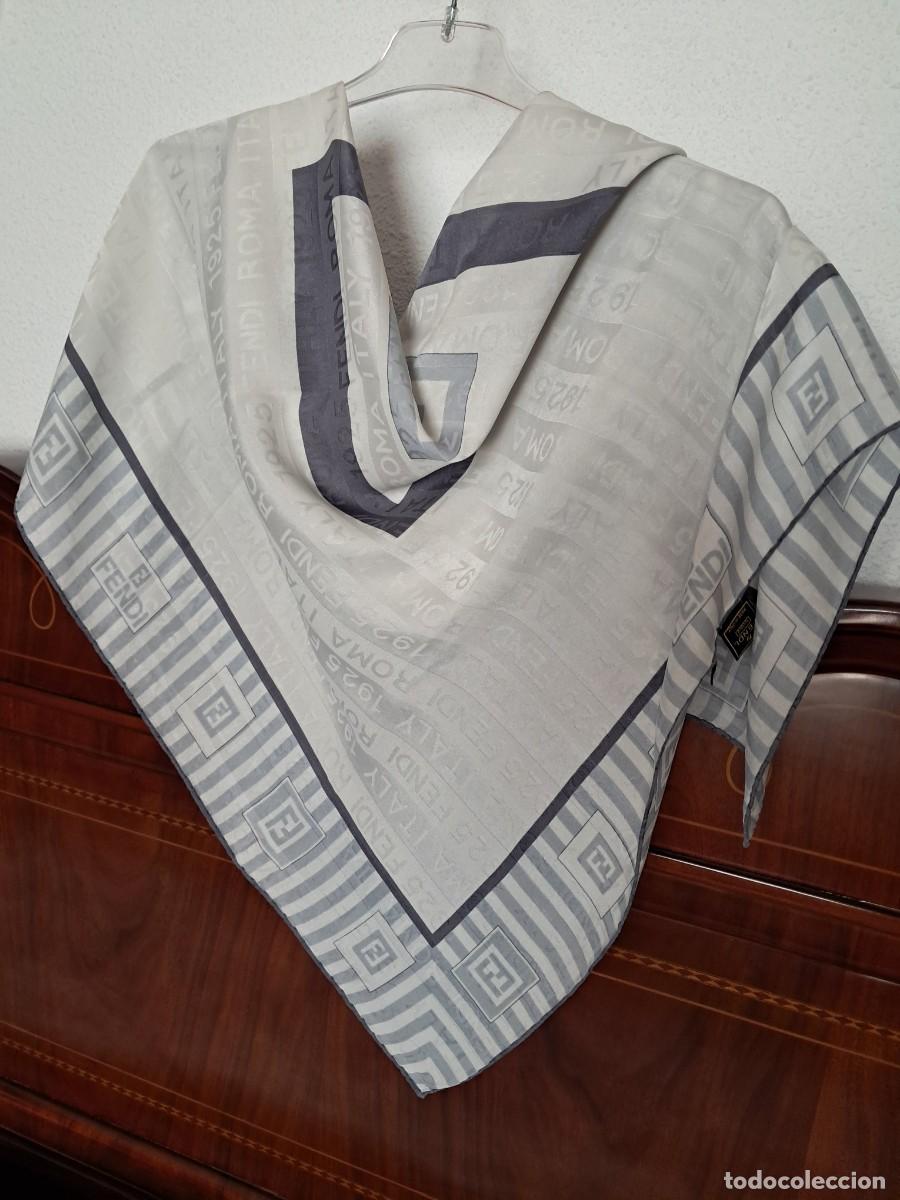 Vintage: Elegante pa&ntilde;uelo vintage de la prestigiosa marca Fendi, seda y de alta costura