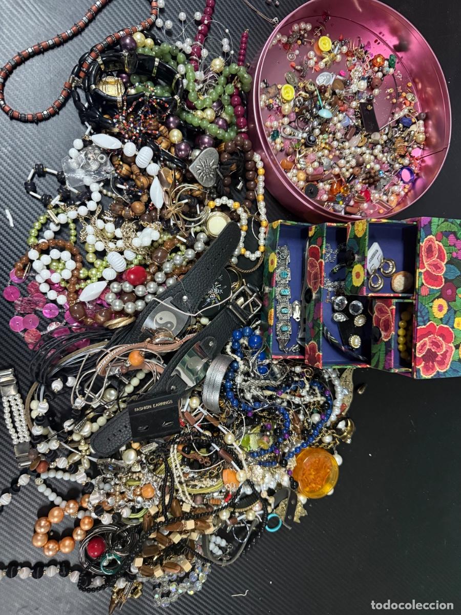 Vintage: ENORME LOTE DE BISUTER&Iacute;A VINTAGE, JOYER&Iacute;A Y COMPLEMENTOS &ndash; M&Aacute;S DE 400 PIEZAS